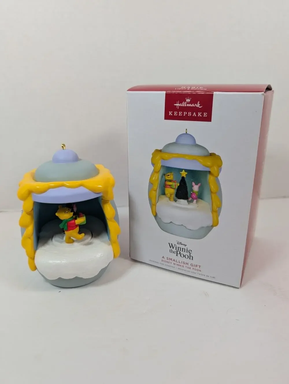 Disney Winnie the Pooh A Smallish Gift 2022 Hallmark ornament w/ light, motion